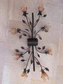 Lampadario in ferro battuto e fiori