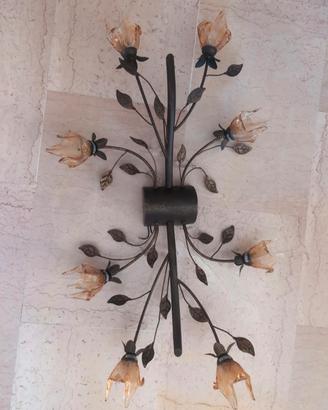 Lampadario in ferro battuto e fiori