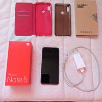 Smartphone Xiaomi Redmi Note 5 con accessori