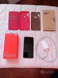 Smartphone Xiaomi Redmi Note 5 con accessori