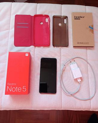 Smartphone Xiaomi Redmi Note 5 con accessori