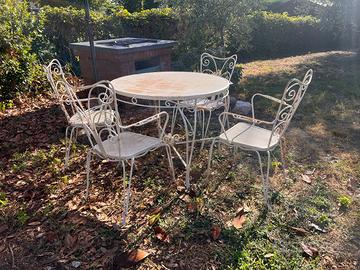 Tavolo e sedie in ferro battutto da giardino