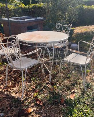 Tavolo e sedie in ferro battutto da giardino