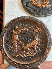 Piatto Decorativo   Rame Sbalzato Scena di Caccia