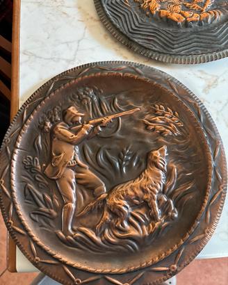 Piatto Decorativo   Rame Sbalzato Scena di Caccia