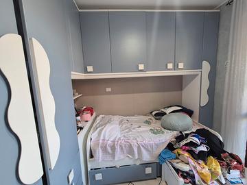 cameretta ad angolo con letto a ponte