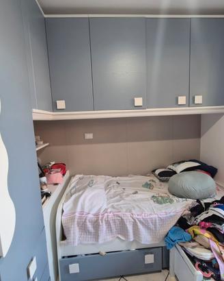 cameretta ad angolo con letto a ponte