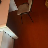 Scrivania e sedia da lavoro, armadio e scrivania