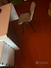 Scrivania e sedia da lavoro, armadio e scrivania