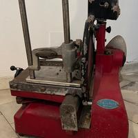 Affettatrice d'epoca a volano di marca Swinford