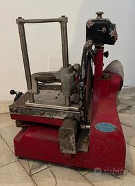 Affettatrice d'epoca a volano di marca Swinford