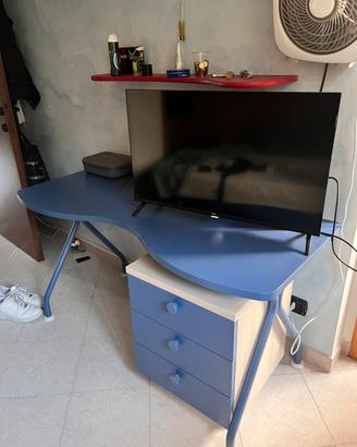 Scrivania con cassettiera