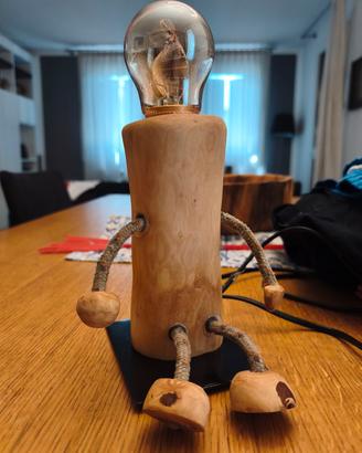 lampada artigianale in legno di ulivo