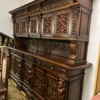 Credenza intagliata in legno massello