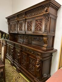Credenza intagliata in legno massello