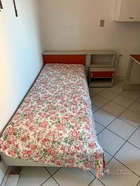 Cameretta con letto, scrivania, scrittoino e sedia