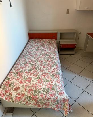 Cameretta con letto, scrivania, scrittoino e sedia