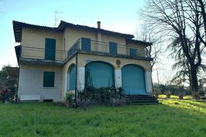 Villa di 391 m² con più di 5 locali e box auto a O