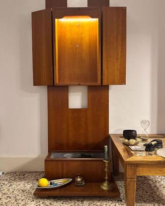 Maetoso Butsudan moderno in legno e illuminato