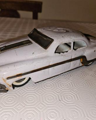 Vecchia auto giocattolo Bugatti in latta