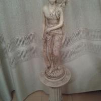 Statua e colonna piantana.