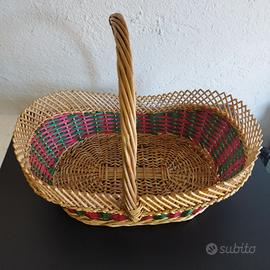 Cesto di vimini con decorazioni natalizie