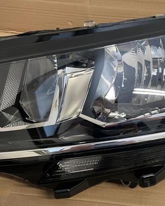 Faro anteriore Vw T6.1 ORIGINALE E NUOVO