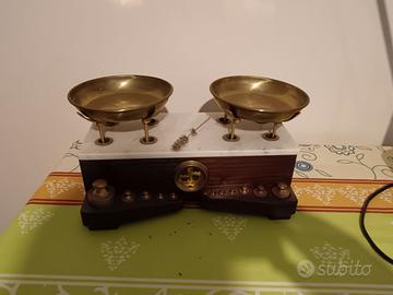 Bilancia antica a due piatti e pesi in ottone.