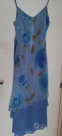 Vestito lungo celeste e tessuto floreale