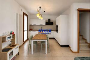 RECENTE PORZIONE DI BIFAMILIARE CON GIARDINO