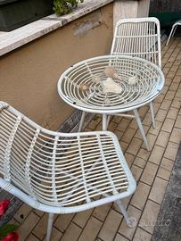 Tavolo e sedie da giardino