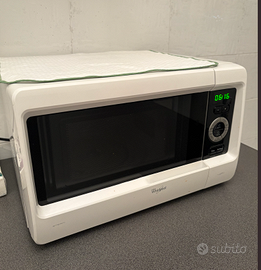 Microonde Whirlpool bianco.