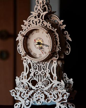 Orologio a pendolo in legno, in 3D, da tavolo