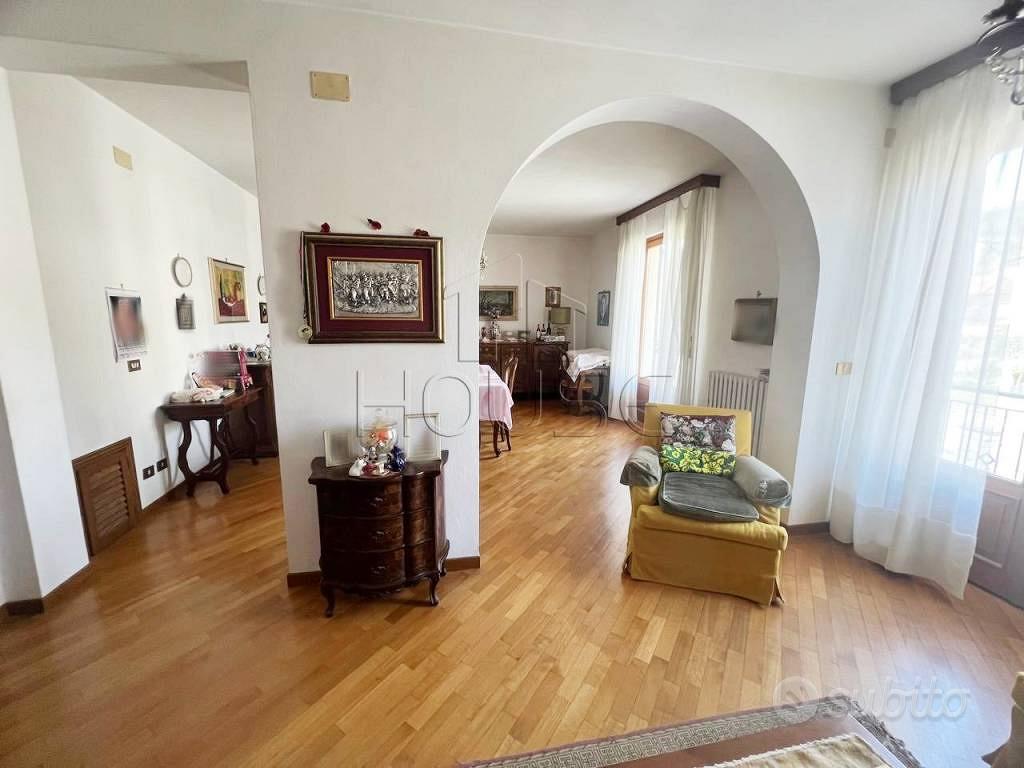 Appartamento di 250 m² con 4 locali e box auto a M - Altro