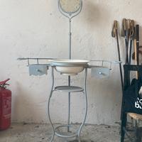 Antica toilette da bagno con specchio