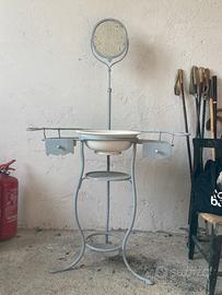 Antica toilette da bagno con specchio