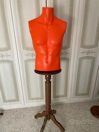 Manichino uomo arancione con appoggio in legno