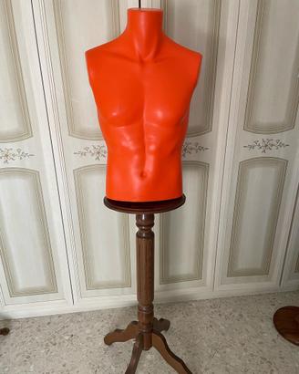 Manichino uomo arancione con appoggio in legno