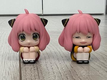 2 figure di anya e uno squishy del suo cane