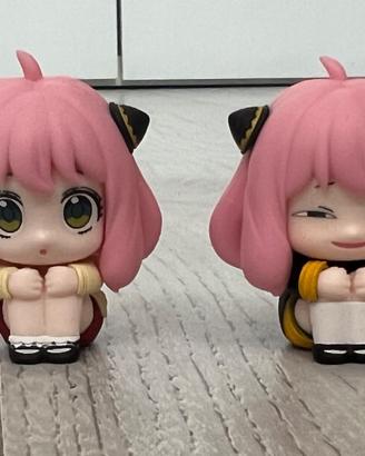 2 figure di anya e uno squishy del suo cane