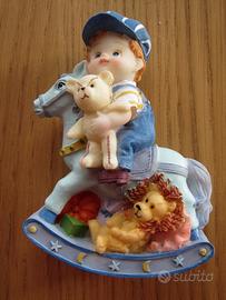 Statuetta soprammobile idea bambino su dondolo