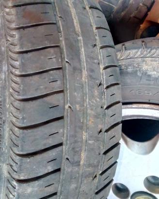 Pneumatici 165/70 R14 con cerchi in lega