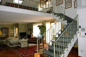 Villa di 500 m² con più di 5 locali e box auto a S