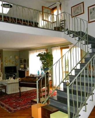 Villa di 500 m² con più di 5 locali e box auto a S
