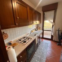 cucina con elettrodomestici