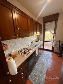 cucina con elettrodomestici