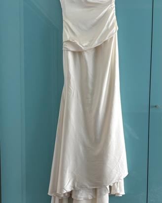 Vestito da sposa con accessori