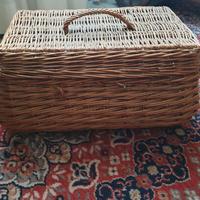 cesta in vimini con coperchio