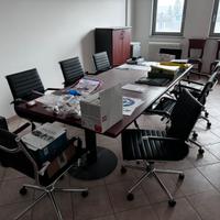 Tavolo ufficio con sedie