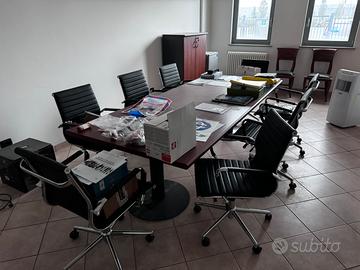 Tavolo ufficio con sedie